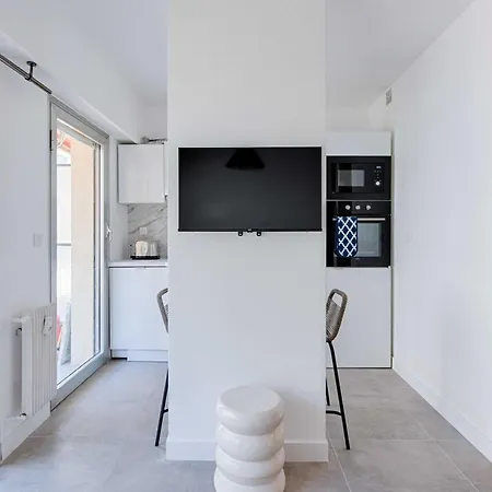 Beautiful Flat With Balcony - 200m From The Антиб