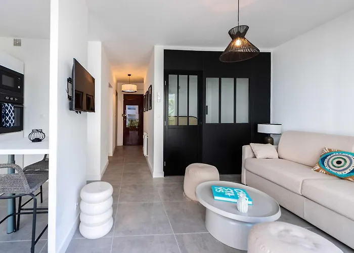 Апартаменты Beautiful Flat With Balcony - 200m From The