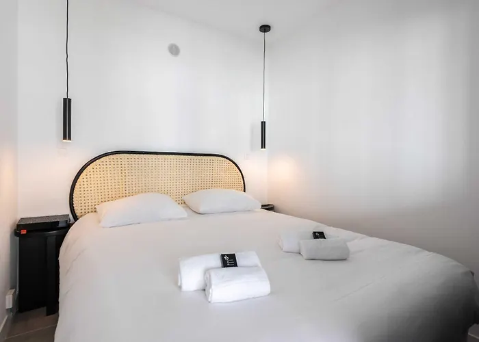 Апартаменты Beautiful Flat With Balcony - 200m From The Антиб