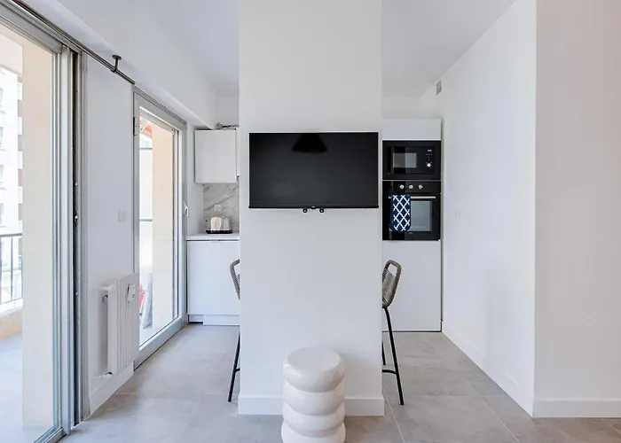 Beautiful Flat With Balcony - 200m From The Антиб