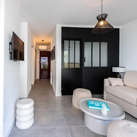 شقة Beautiful Flat With Balcony - 200m From The