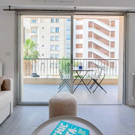 Beautiful Flat With Balcony - 200m From The * Antibes