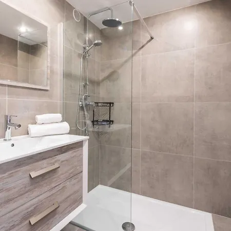 Beautiful Flat With Balcony - 200m From The شقة