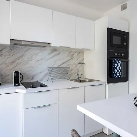 Apartment Beautiful Flat With Balcony - 200m From The Antibes