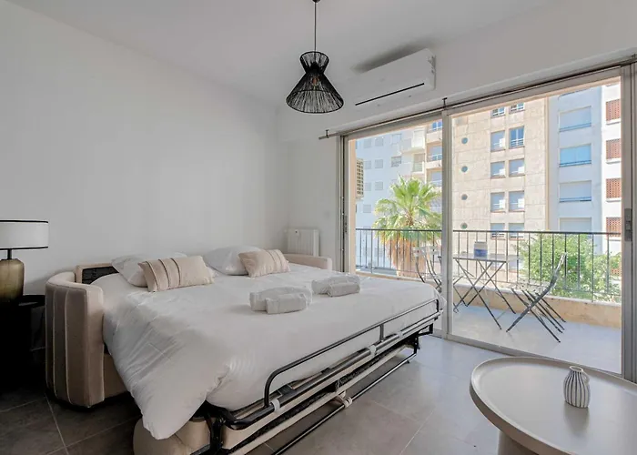 Beautiful Flat With Balcony - 200m From The Appartement *