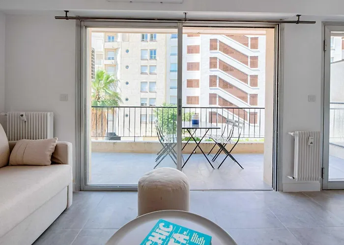 Beautiful Flat With Balcony - 200m From The * 昂蒂布