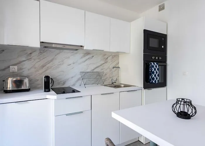 公寓 Beautiful Flat With Balcony - 200m From The 昂蒂布