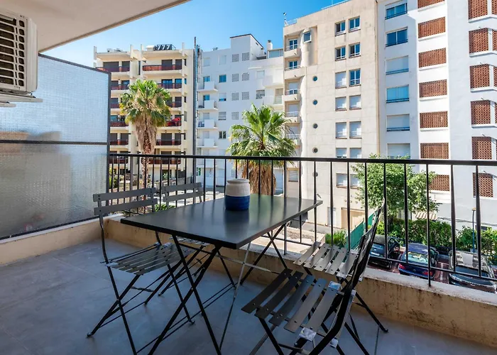 Appartement Beautiful Flat With Balcony - 200m From The *