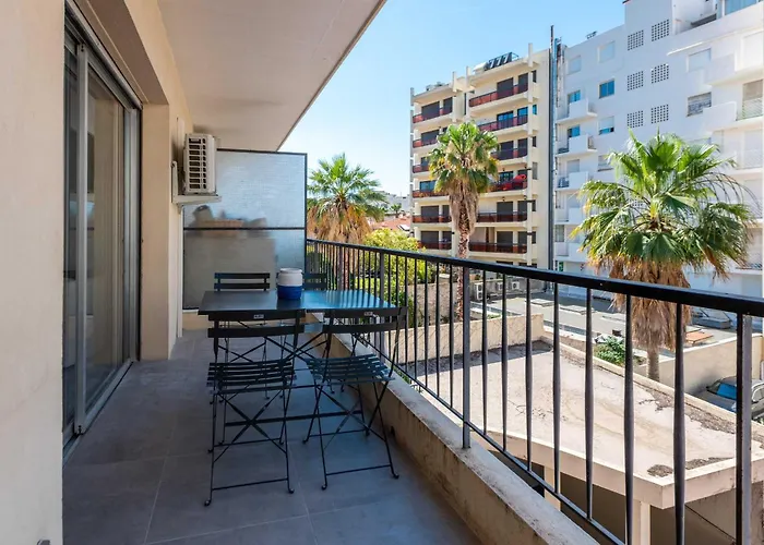 Beautiful Flat With Balcony - 200m From The *